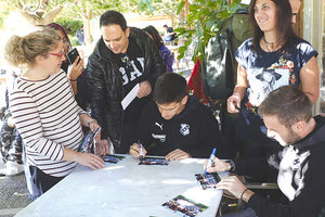 Ο  αντιπρόεδρος Ηλίας Πουρσανίδης με τους Χουάν Νέιρα και Θανάση Ντίνα του ΟΦΗ συμμετέχοντας ενεργά στην Παγκόσμια Ημέρα ΑμεΑ  επέλεξε το Ενιαίο Ειδικό Επαγγελματικό Λύκειο Ηρακλείου