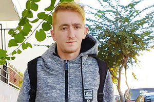 ο αμυντικός του Πόρου, Άγγελος Καρβελάς.