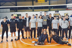 Ο Στοροζίλοφ με αθλητές της Ακαδημίας βόλεϊ του ΟΦΗ