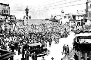 Η φωτογραφία της ημέρας: πλατεία σιντριβανιού στα Χανιά μετά τη μεγάλη πυρκαγιά του 1932