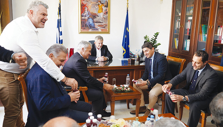 Από την επίσκεψη του υπουργού στο Δημαρχείο Φαιστού