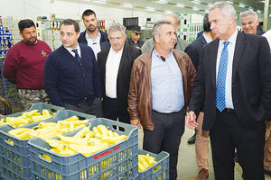 Συσκευαστήριο και συνεταιρισμούς επισκέφθηκε ο υπουργός στο Τυμπάκι.