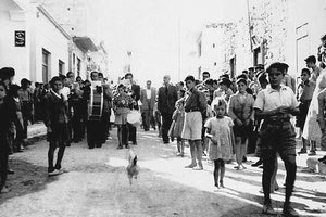 Η φωτογραφία της ημέρας: Λιτανεία στη Σητεία της δεκαετίας του 1950.