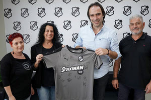 ο αντιπρόεδρος της ομάδας Ηλίας Πουρσανίδης, εκτός από τα χρήματα, έδωσε δώρο μια φανέλα του ΟΦΗ στην ιδρύτρια του παραρτήματος Κρήτης «Στόχος – Πρόληψη», Λίτσα Ζαχαράκη.