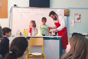 Σε έναν… κλόουν της Χημείας μετατρέπεται συνειδητά ο χημικός και ηθοποιός, δρ. Γιάννης Γουλές