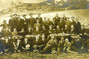 Η φωτογραφία της ημέρας: ΠΑΡΕΑ ΚΡΗΤΙΚΩΝ στην εξοχή, 1925