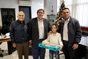 O αντιπεριφερειάρχης Πέλλας, Ιορδάνης Τζαμτζής, με τον πατέρα του οκτάχρονου, Ανδρέα Γεραντίδη, και τον οκτάχρονο «Αϊνστάιν» που βράβευσε, Τάσο Γεραντίδη