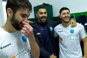 Οι παίκτες του Πόρου πανηγυρίζουν στα αποδυτήρια