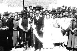 Η φωτογραφία της ημέρας: Γάμος σε περιοχή της Σητείας το 1932.