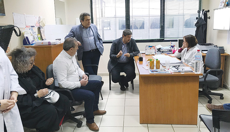 Στιγμιότυπο από τη χθεσινή επίσκεψη του πρώην υπουργού Υγείας Ανδρέα Ξανθού στην ΤΟΜΥ Αλικαρνασσού