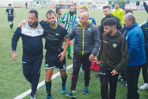 Ο άτυχος Σταθόγλου αποχωρεί τραυματίας από το γήπεδο