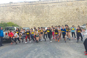 Μαθητές και μαθήτριες από συνολικά 27 γυμνάσια και λύκεια της πόλης και της ενδοχώρας που συμμετείχαν στον αγώνα δρόμου επί ανωμάλου εδάφους «ΑΘΛΗΣΗ στα ΤΕΙΧΗ»