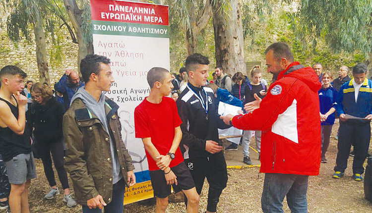 Ο κ. Δημόπουλος στην απονομή των 2.000 χλμ. αγοριών