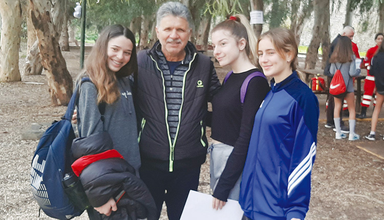 Ο προπονητής κ. Τσατσάκης με τη νικήτρια των Λυκείων Μαρίνα Μπαρμπαγαδάκη και τις αθλήτριες του Βίβιαν Κλινάκη και Ελένη Κατσιφαράκη.