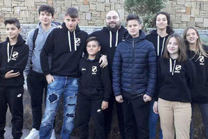 Οι σκακιστές του ΟΦΗ με τον προπονητή τους κ. Χριστοδούλου