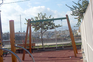 δύο νέες παιδικές χαρές που διαμορφώθηκαν στην περιοχή, και συγκεκριμένα στις οδούς Γεωργίου Δαφέρμου και Σολωμού Σολωμού