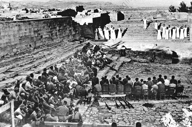 Η φωτογραφία της ημέρας: στρατιωτες του γερμανικού πεζικού που παίζουν την τραγωδία του Σοφοκλή «Οιδίπους Τύραννος» στα ερείπια της Φαιστού...
