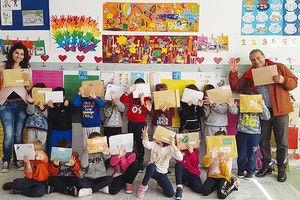 Ο κ. Παραδεισανός, η κ. Στεφανάκη με τους μαθητές της Α’ τάξης του 2ου Δημοτικού Αρχανών