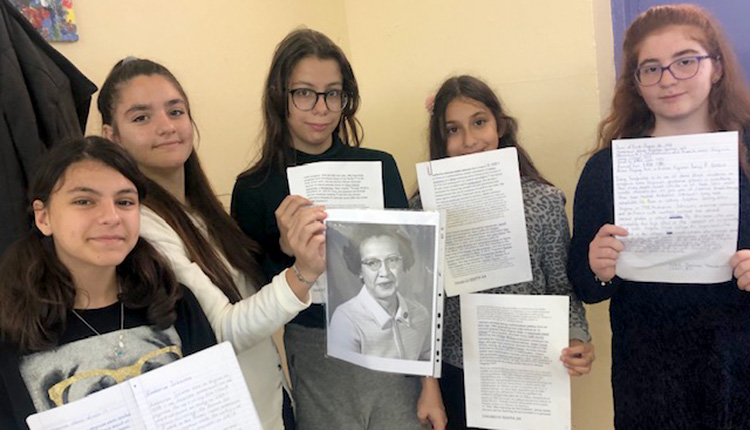 Το 11ο Γυμνάσιο ανταλλάσσει χριστουγεννιάτικες κάρτες με ξεχωριστά μηνύματα προς τα ευρωπαϊκά σχολεία που συμμετέχουν στο έργο eTwinning με θέμα τη θέση της γυναίκας στην επιστήμη