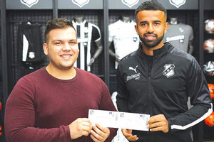 Ο Ναμπί έδωσε τις προσκλήσεις στον φίλαθλο κ. Μανδυλάκη