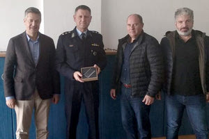 δωρεά ενός ψηφιακού ταχογράφου στην Ελληνική Αστυνομία για την κάλυψη αναγκών του Βόρειου Οδικού ‘Αξονα Κρήτης (BOAK) από την Ένωση Ξενοδόχων Χανίων.