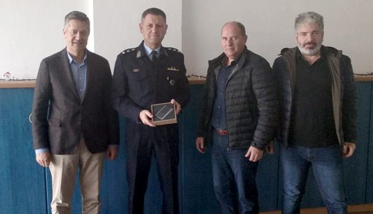 δωρεά ενός ψηφιακού ταχογράφου στην Ελληνική Αστυνομία για την κάλυψη αναγκών του Βόρειου Οδικού ‘Αξονα Κρήτης (BOAK) από την Ένωση Ξενοδόχων Χανίων.
