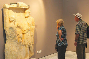 επισκέπτες στο Αρχαιολογικό Μουσείο