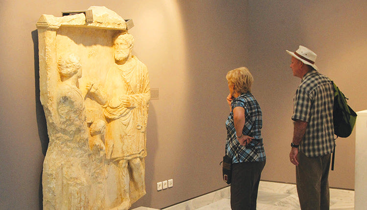 επισκέπτες στο Αρχαιολογικό Μουσείο