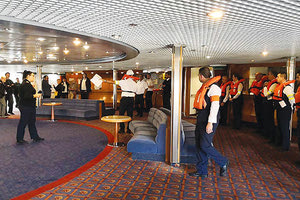 Το πλήρωμα του “ΚΡΗΤΗ ΙΙ” εν δράσει κατά την έναρξη του Evacuation Drill στο πλαίσιο του προγράμματος PALAEMON