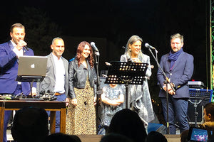 Στη σκηνή ο Γιώργος Αγγελόπουλος, η μικρή Έλενα και οι γονείς της, η κ. Σάντρα Ζαφειρακοπούλου, ο δήμαρχος Μαλεβιζίου κ. Μενέλαος Μποκέας και η παρουσιάστρια της βραδιάς Αγγελική Καλογεράκη.