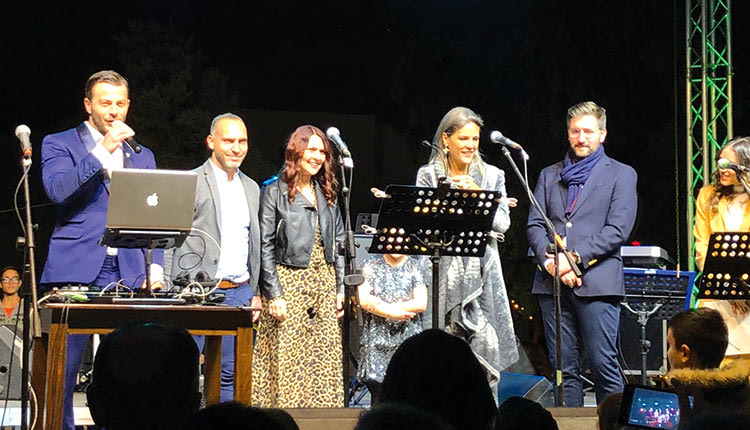 Στη σκηνή ο Γιώργος Αγγελόπουλος, η μικρή Έλενα και οι γονείς της, η κ. Σάντρα Ζαφειρακοπούλου, ο δήμαρχος Μαλεβιζίου κ. Μενέλαος Μποκέας και η παρουσιάστρια της βραδιάς Αγγελική Καλογεράκη.