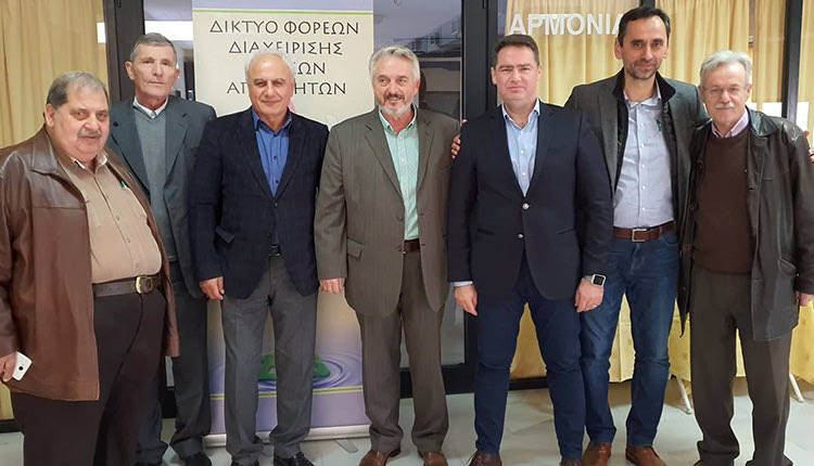 στο Πανελλήνιο Δίκτυο ΦοΔΣΑ τη θέση του γραμματέα κατέλαβε ο πρόεδρος ΦοΔΣΑ Βόρειας Πεδιάδας ΑΕ ΟΤΑ – δήμαρχος Χερσονήσου κ. Ιωάννης Σέγκος, ενώ τη θέση του ταμία ο εκπρόσωπος της ΔΕΔΙΣΑ Χανίων Μιχαήλ Τσουπάκης.