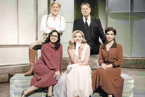 Το  βραβευμένο με Olivier Award  έργο του Άρθουρ Μίλλερ, «Σπασμένο Γυαλί»,    σε σκηνοθεσία της Άσπας Καλλιάνη