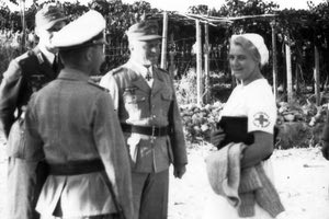 5 Κρήτη, Μάιος 1943. Ο Φρειδερίκος Γουλιέλμου Μύλλερ συνομιλεί με Γερμανίδα νοσοκόμα.