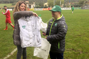 Η κ. Καργάκη έδωσε δώρα στον πιστό φίλαθλο του Γιούχτα