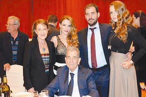 οικογένεια Καράτζη που στη φωτογραφία είναι σε απαρτία όταν ακόμα ζούσε ο αείμνηστος Μιλτιάδης Καράτζης