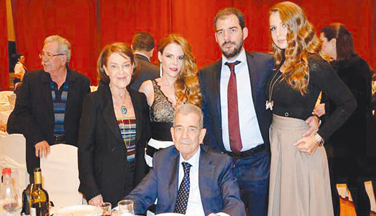 οικογένεια Καράτζη που στη φωτογραφία είναι σε απαρτία όταν ακόμα ζούσε ο αείμνηστος Μιλτιάδης Καράτζης