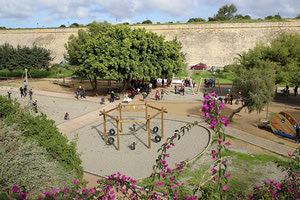 Αναβαθμίζεται ο χώρος κάτω από τα τείχη