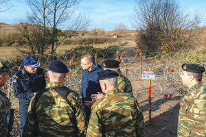 Συρματοπλέγματα στον Έβρο προκειμένου να ανακόψουν τα κύματα των προσφύγων και μεταναστών που εισέρχονται στη χώρα