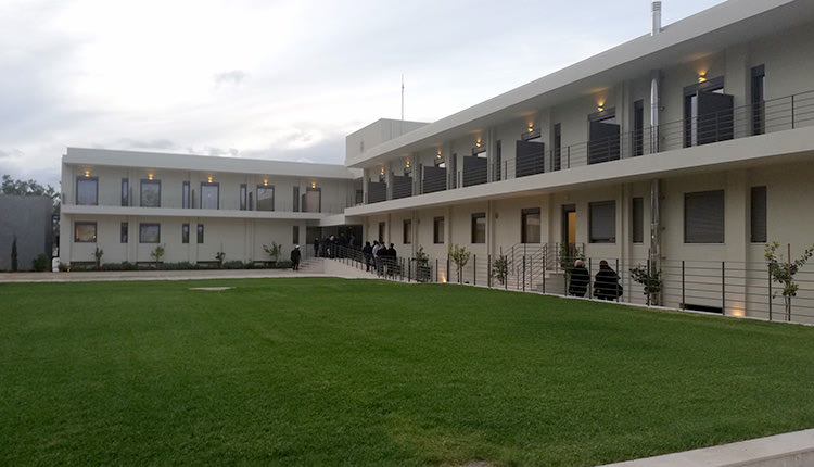 Το ανακαινισμένο κτήριο του Κέντρου Πολιτισμικής και Κοινωνικής Διακονίας «Θεομήτωρ», που βρίσκεται στον λόφο του Τιμίου Σταυρού, στο Ρέθυμνο