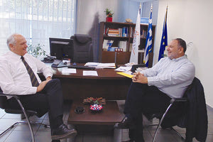 O πρόεδρος της Περιφερειακής Ένωσης Δήμων Γ.Κουράκης από τον νέο διευθύνοντα σύμβουλο της Ελληνικής Εταιρείας Τοπικής Ανάπτυξης και Αυτοδιοίκησης (Ε.Ε.Τ.Α.Α.) κ. Σπύρο Σπυρίδωνα