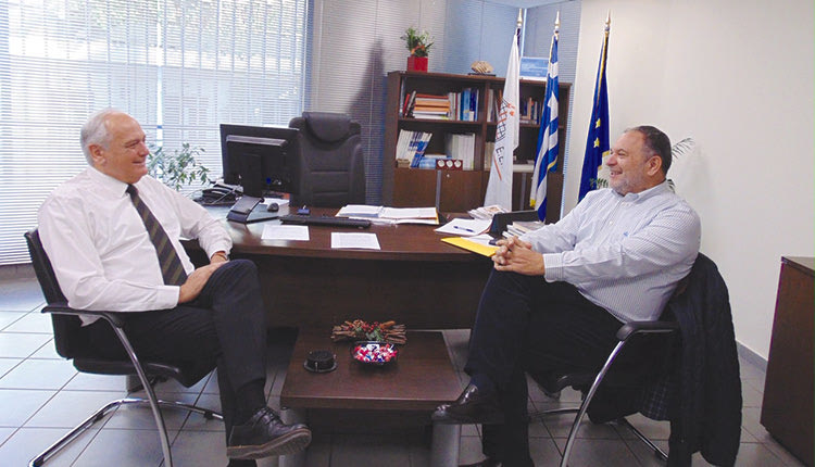 O πρόεδρος της Περιφερειακής Ένωσης Δήμων Γ.Κουράκης από τον νέο διευθύνοντα σύμβουλο της Ελληνικής Εταιρείας Τοπικής Ανάπτυξης και Αυτοδιοίκησης (Ε.Ε.Τ.Α.Α.) κ. Σπύρο Σπυρίδωνα