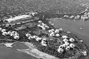 Η φωτογραφία της ημέρας: το Minos Beach hotel complex το 1963