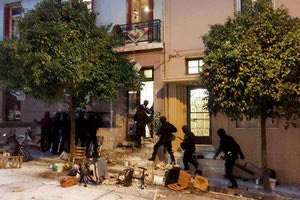 Από την έφοδο των αστυνομικών στο υπό κατάληψη κτήριο στο Κουκάκι