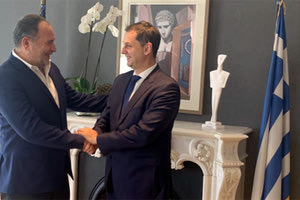 ο προέδρος της Περιφερειακής Ένωσης Δήμων κ. Γιάννης Κουράκης με τον υπουργό Τουρισμού κ. Χάρη Θεοχάρη