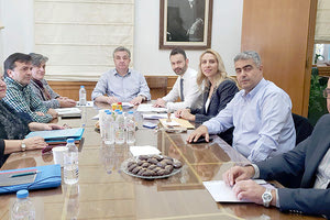 Από τη χθεσινή συνάντηση στην Περιφέρεια για την υπογραφή της σύμβασης για την «ανακαίνιση των αποδυτηρίων του Εθνικού Αθλητικού Κέντρου Ηρακλείου-Κολυμβητήριο Λίντο»