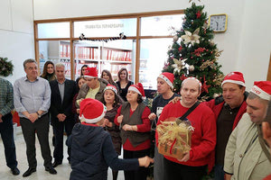 Τα παραδοσιακά κάλαντα των Χριστουγέννων   έψαλαν τα παιδιά, ο Πρόεδρος και οι εργαζόμενοι από το Κέντρο Ειδικών Παιδιών «Ο Αγ. Σπυρίδων», που επισκέφθηκαν χθες τον Περιφερειάρχη Σταύρο Αρναουτάκη.