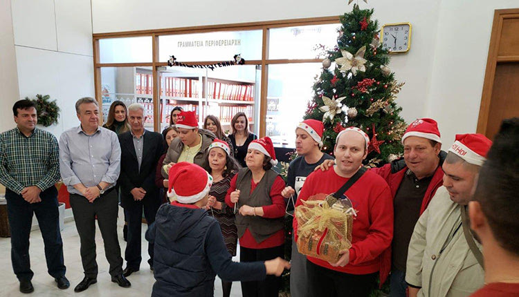 Τα παραδοσιακά κάλαντα των Χριστουγέννων   έψαλαν τα παιδιά, ο Πρόεδρος και οι εργαζόμενοι από το Κέντρο Ειδικών Παιδιών «Ο Αγ. Σπυρίδων», που επισκέφθηκαν χθες τον Περιφερειάρχη Σταύρο Αρναουτάκη.