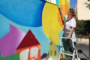 Με όπλα της τα πινέλα και τις μπογιές η εικαστικός, σκηνογράφος, ενδυματολόγος κ.  Άννα Χιλετζάκη, μεταμόρφωσε το 16ο Δημοτικό σχολείο Ηρακλείου.