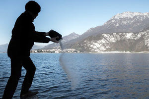 Η τελευταία της επιθυμία ήταν όταν πεθάνει να αποτεφρωθεί και η στάχτη της να σκορπιστεί στη θάλασσα και συγκεκριμένα στη διαδρομή μεταξύ Ηρακλείου και Σαντορίνης.